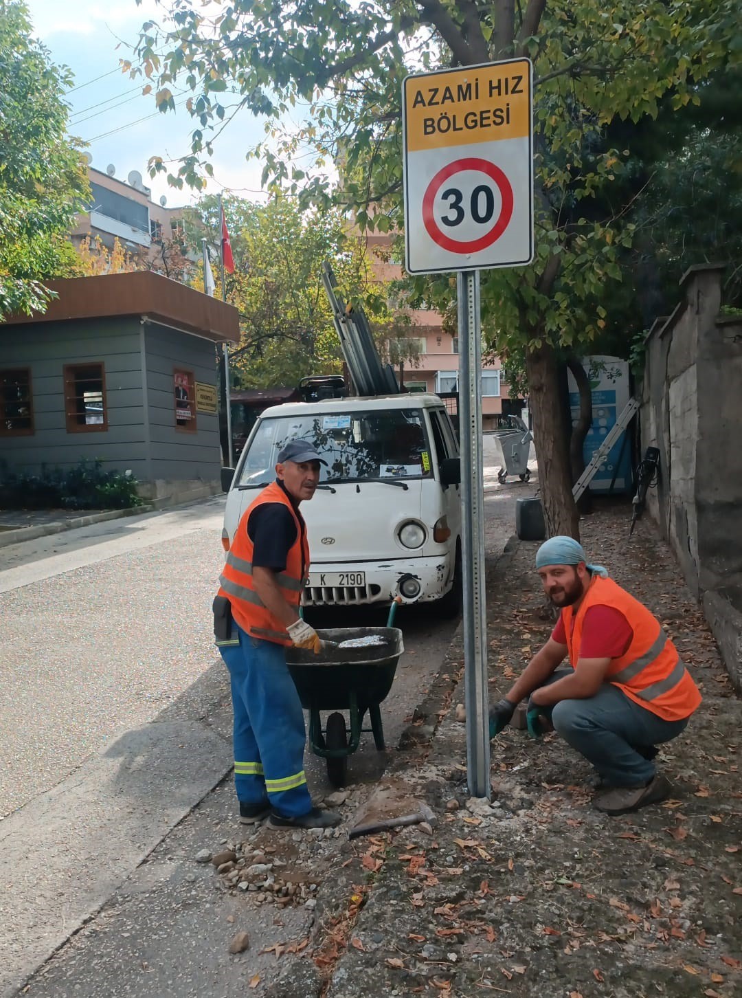 Kükürtlü’deki trafik levhaları yenilendi
