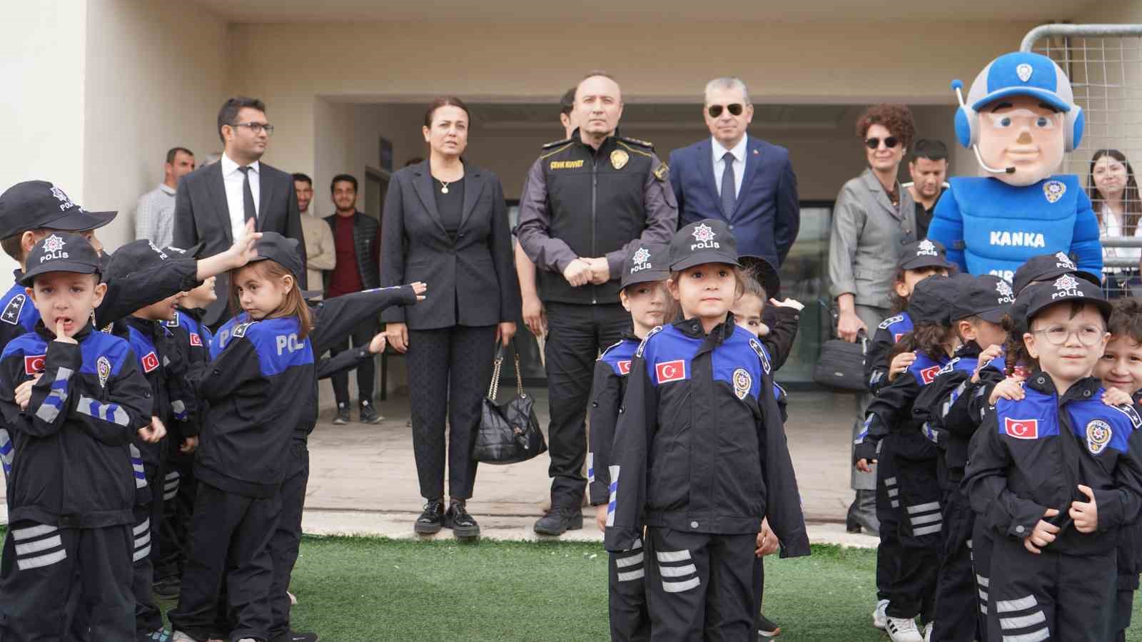 Şırnak’ta polis ve çocuklar gökyüzünü birlikte şenlendirdi