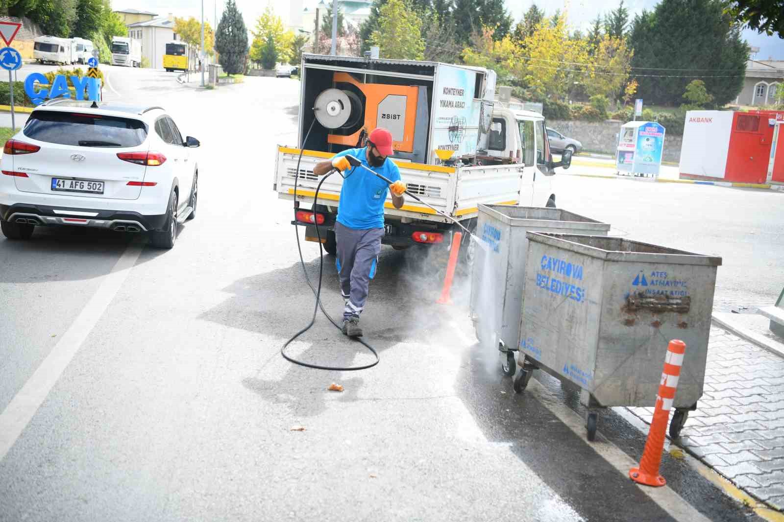 Çöp konteynerleri yıkanarak kötü konunun önüne geçiliyor
