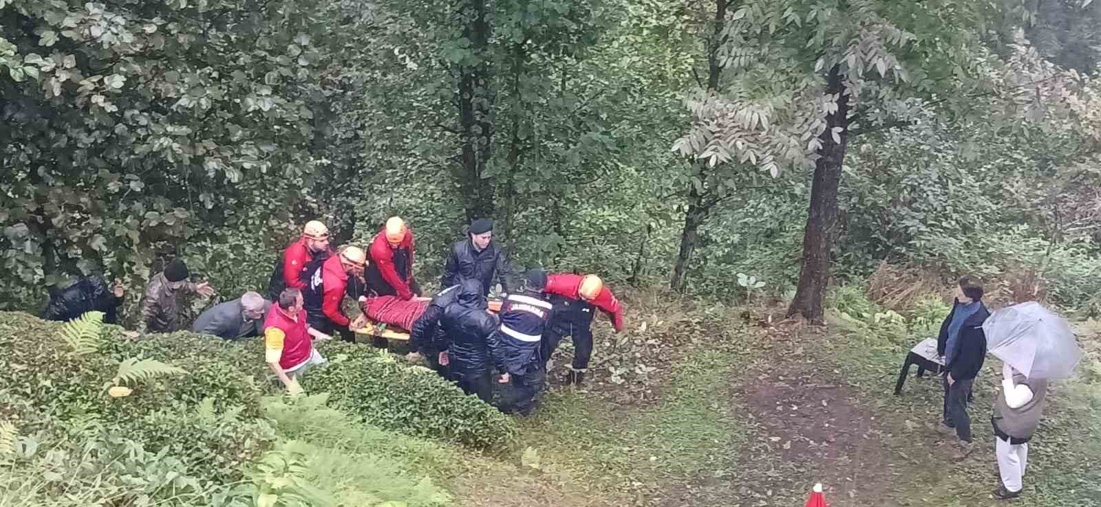 Rize’de uçuruma yuvarlanan araç askıda kaldı, sürücüyü ekipler kurtardı
