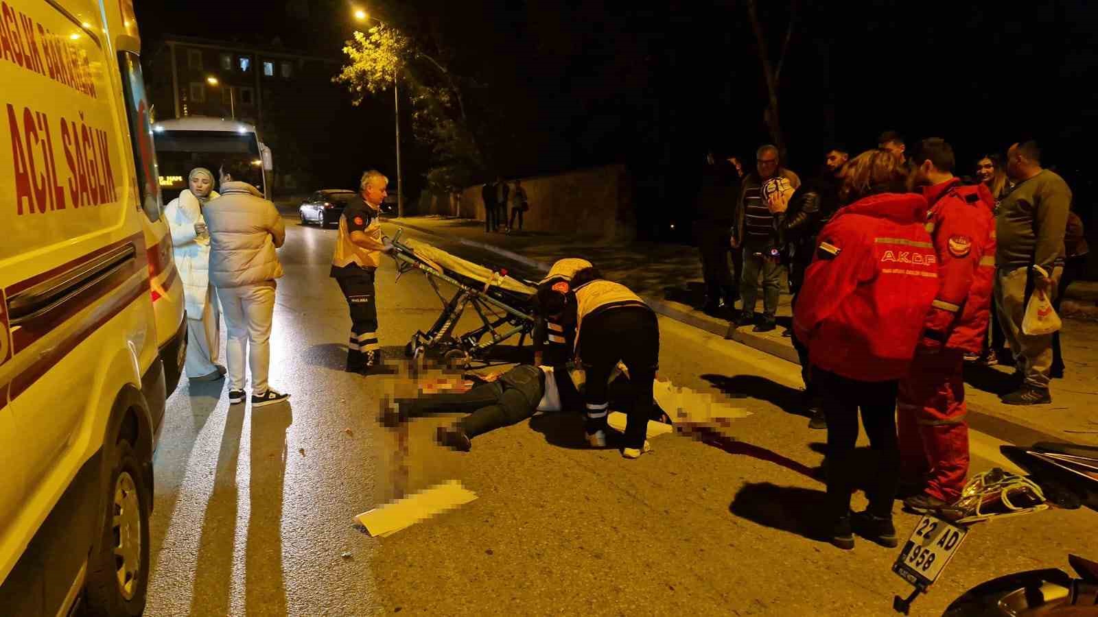 Edirne'de feci kaza: Devrilen motosikletten savrulan sürücü otomobilin  altında kaldı