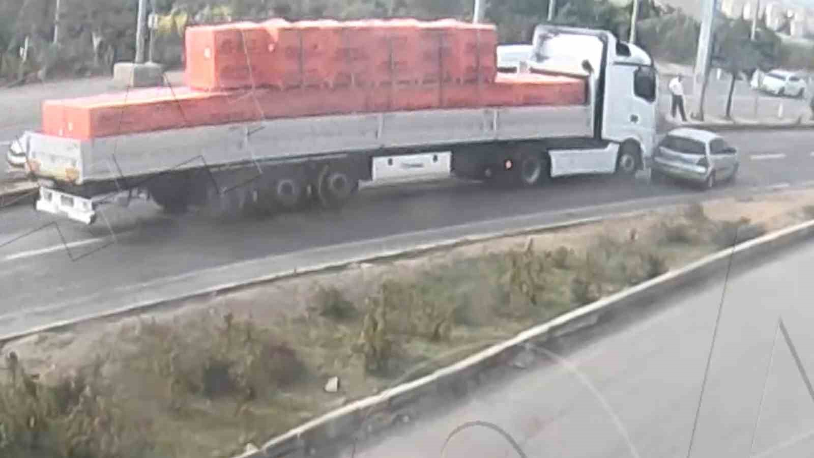 Kırıkkale&rsquo;de dikkatsiz s&uuml;r&uuml;c&uuml;lerin yaşadığı trafik kazaları kamerada
