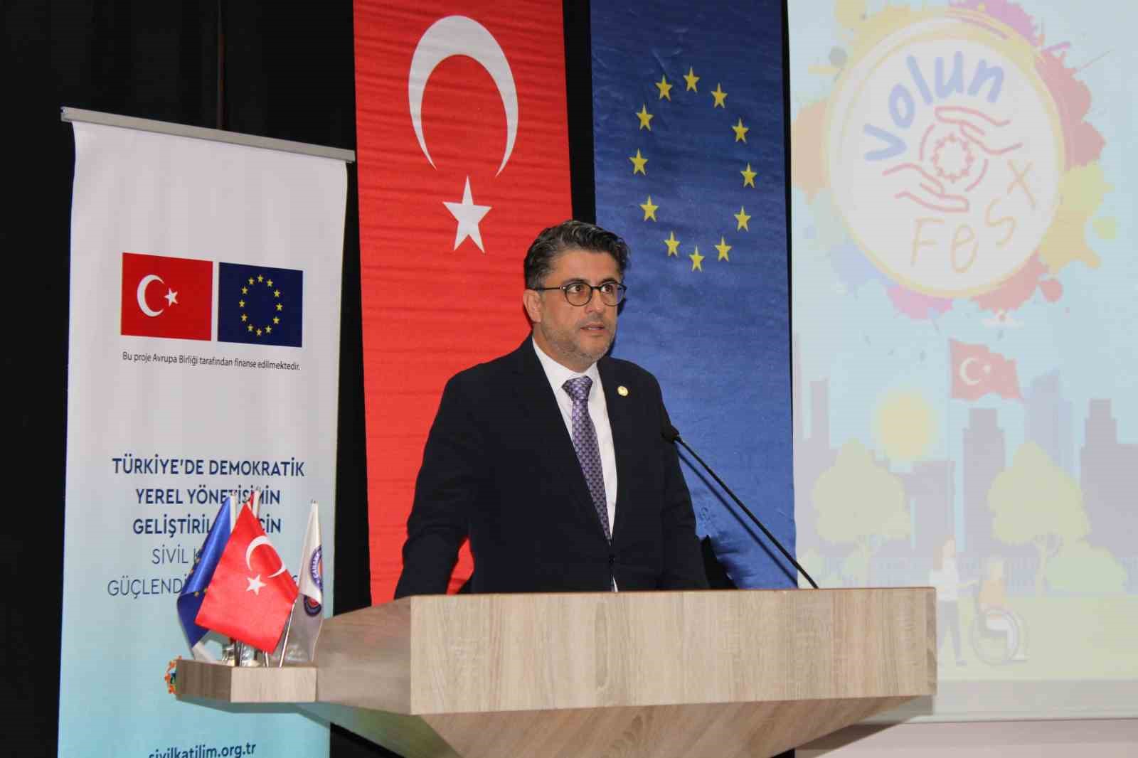 VolunFest&rsquo;le gen&ccedil;ler &Ccedil;OM&Uuml;&rsquo;de buluştu
