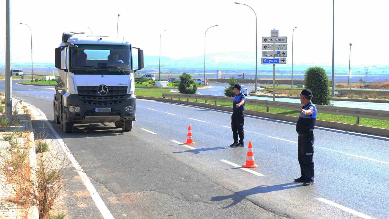 Yola har&ccedil; d&ouml;k&uuml;p ilerleyen beton mikseri s&uuml;r&uuml;c&uuml;s&uuml;ne ceza

