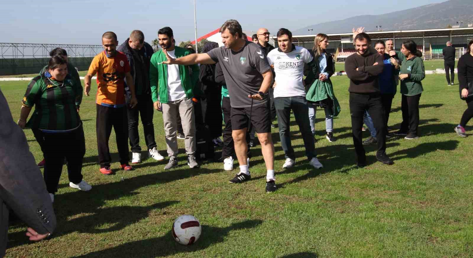 &Ouml;zel &ccedil;ocuklar Kocaelispor futbolcularıyla bir araya geldi
