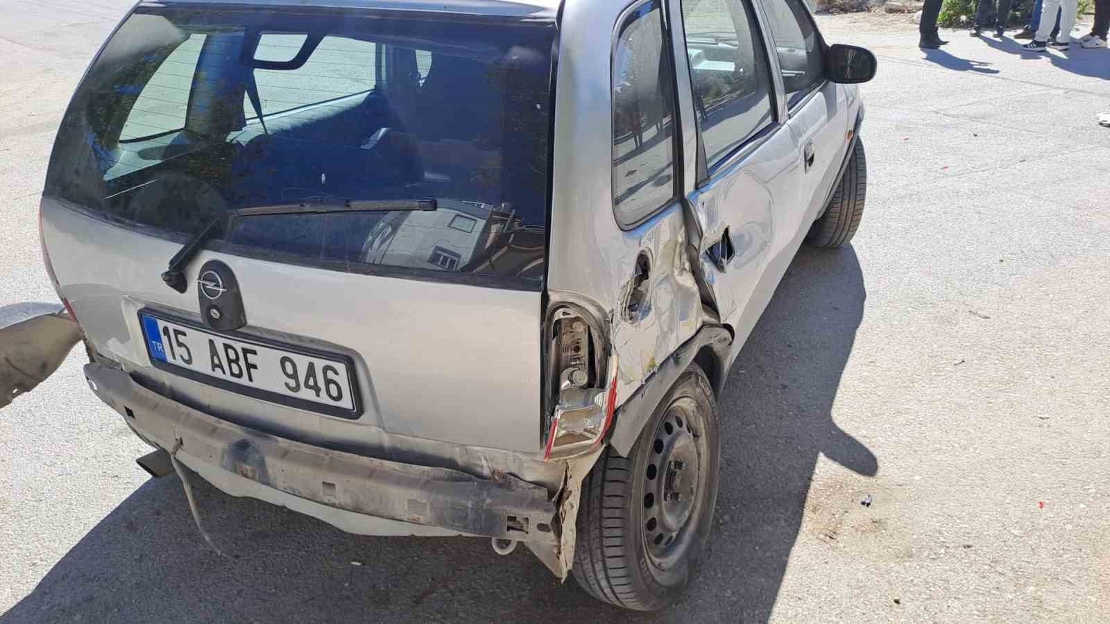 Yokuşta bırakılan PTT kargo aracı geri kayarak 3 araca &ccedil;arpıp evin bah&ccedil;esine d&uuml;şt&uuml;
