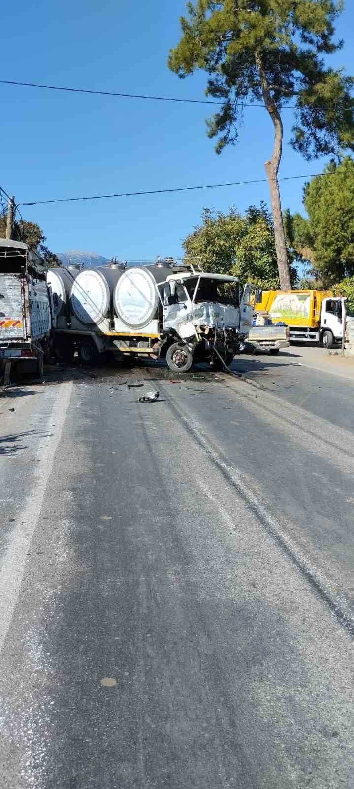 Ödemiş’te kamyonlar kafa kafaya çarpıştı: 2 yaralı
