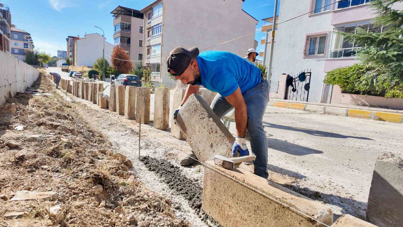 Uşak’ta kaldırımlar daha konforlu hale geliyor
