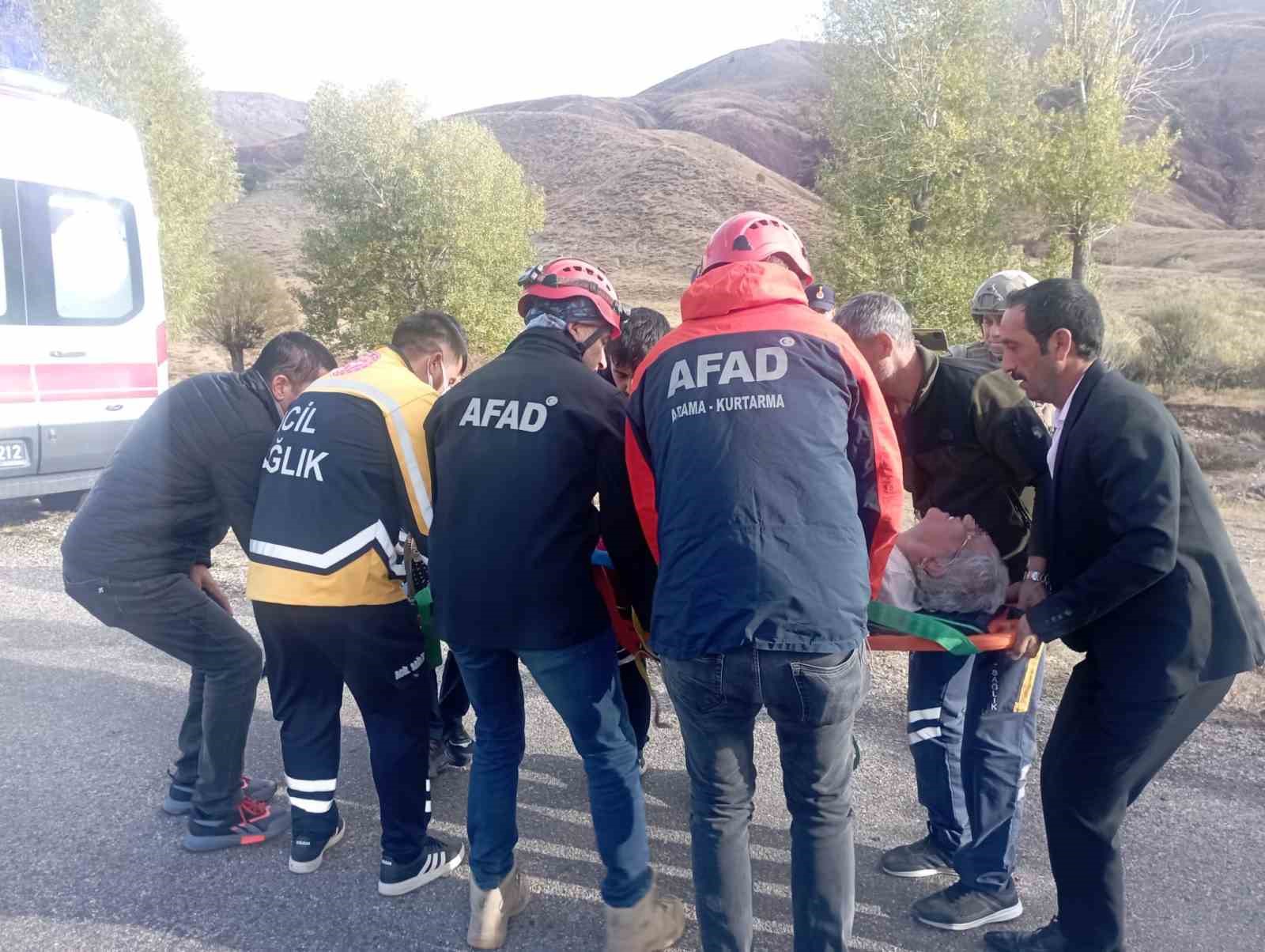 Tunceli’de araç yoldan çıktı: 3 yaralı
