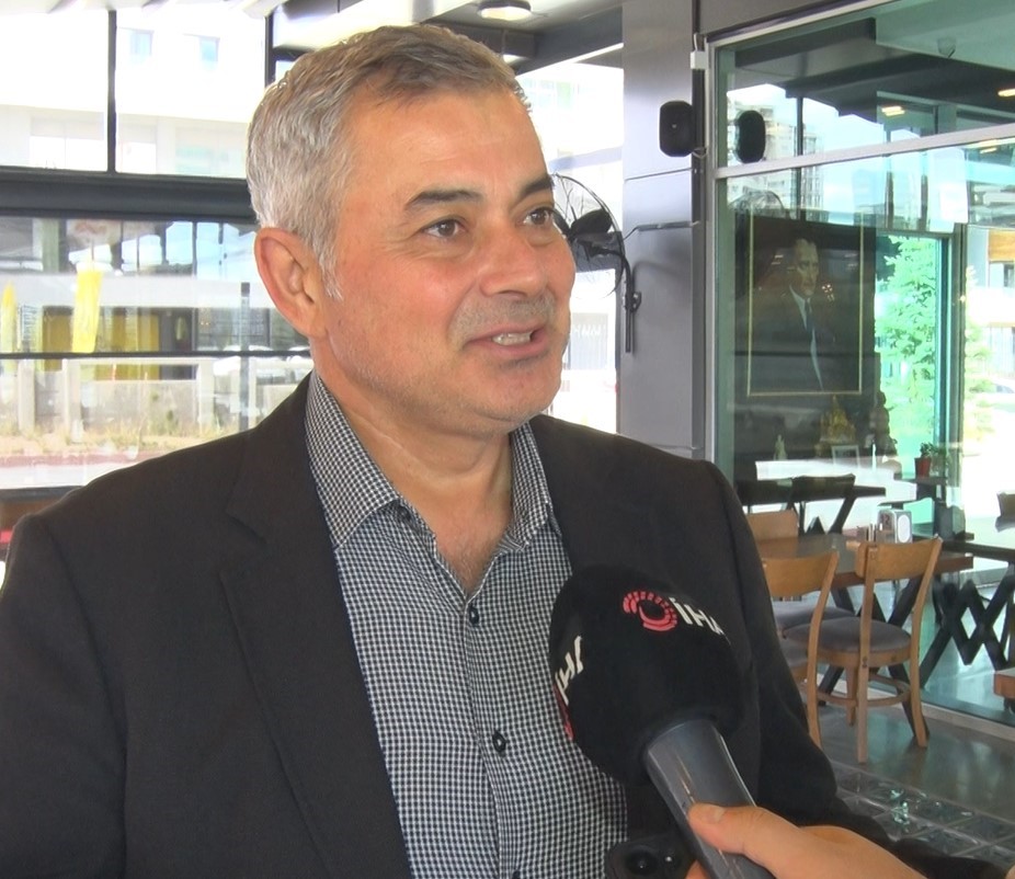 Eski hakem Sel&ccedil;uk Dereli, nefes borusuna yemek ka&ccedil;an kadını &rsquo;Heimlich&rsquo; manevrasıyla kurtardı
