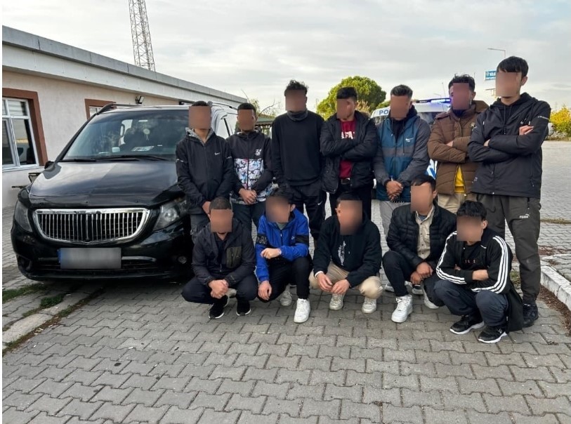 Kırklareli&rsquo;nde dur&rsquo; ihtarına uymayan ara&ccedil;larda 12 d&uuml;zensiz g&ouml;&ccedil;men yakalandı
