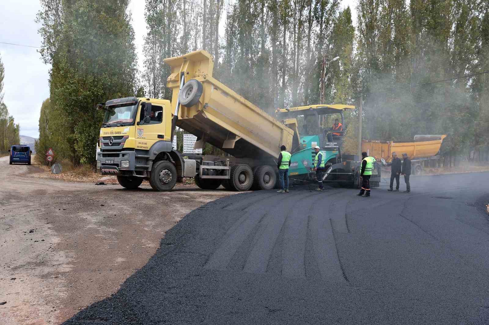 Sivas’ta bağlantı yolları sıcak asfalt kavuşuyor
