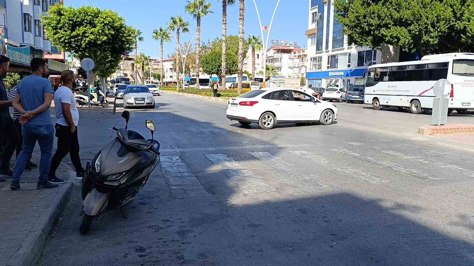 Ticari araca çarpmamak için kendilerini motosiklette attılar
