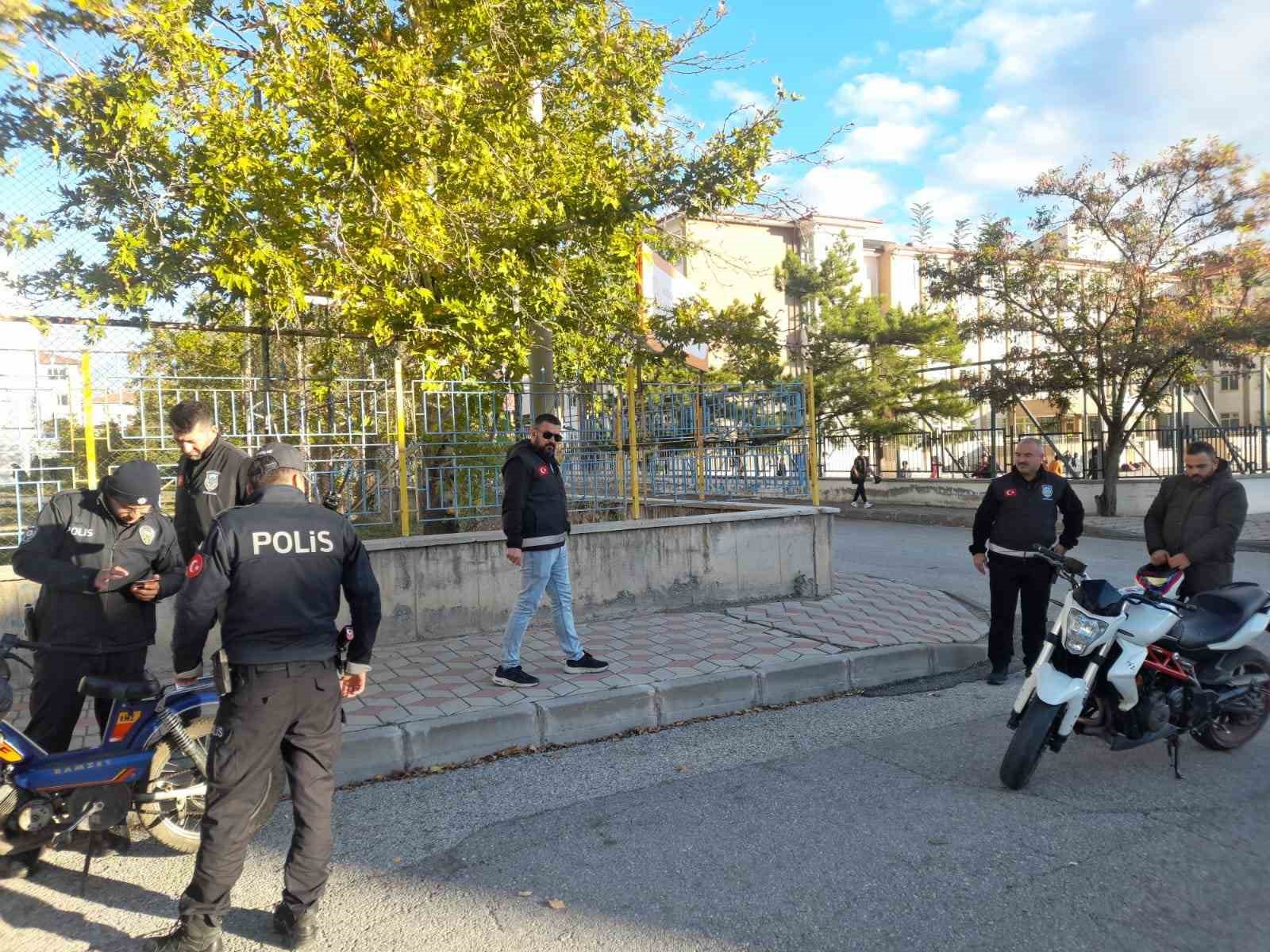 Okul &ccedil;evrelerinde g&uuml;venli okul uygulamaları ger&ccedil;ekleştiriliyor
