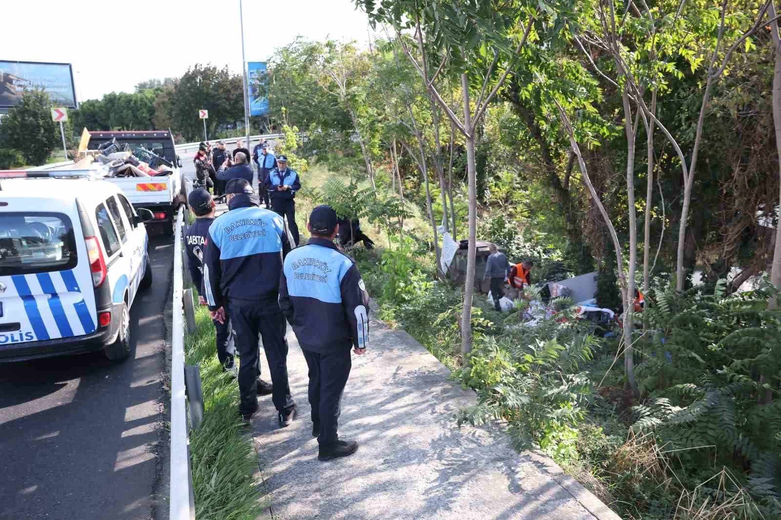 Bakırköy Belediyesi Zabıt Müdürlüğü ekipleri çevre düzenine uygunsuz barınma alanlarına müdahale ediyor