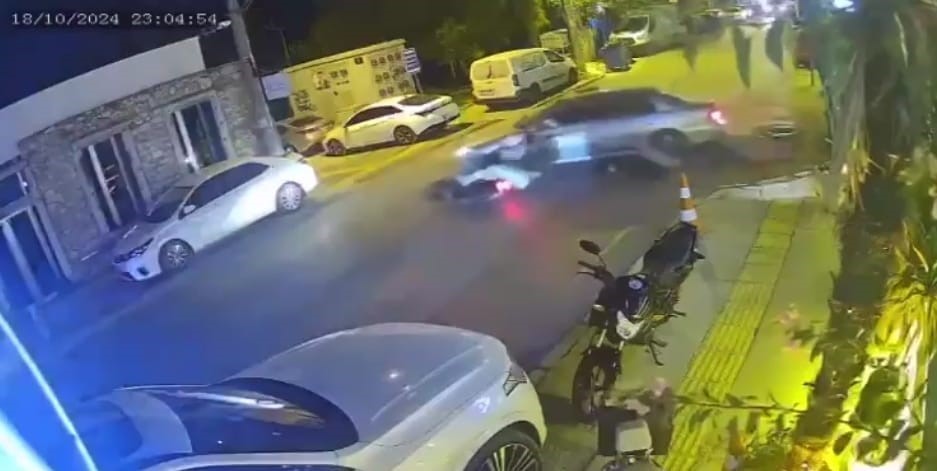 İzmir’de motosiklet otomobile ok gibi saplandı: 1 ölü, 1 yaralı