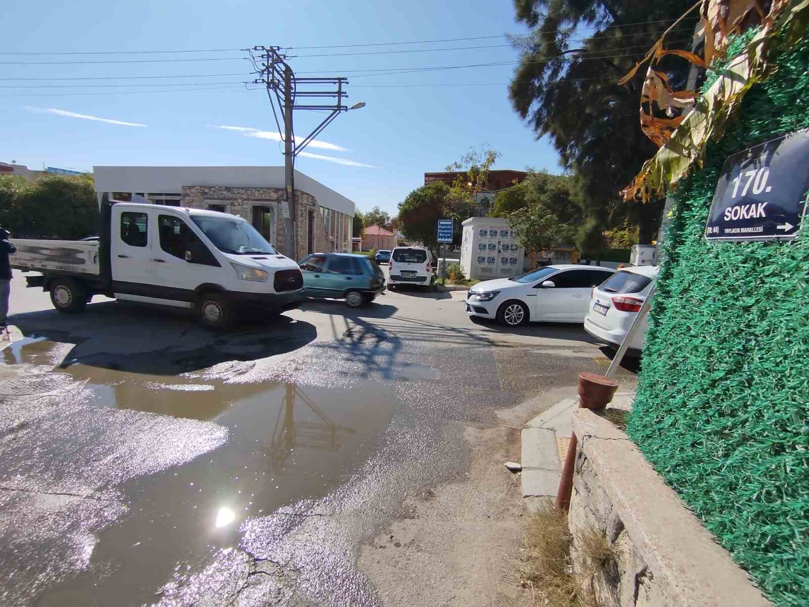 İzmir’de motosiklet otomobile ok gibi saplandı: 1 ölü, 1 yaralı
