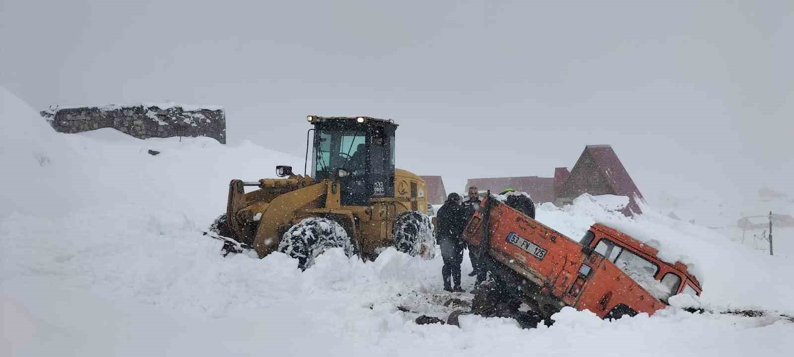 Rize’de yaylada küçükbaş ve büyükbaş hayvanları ile mahsur kalan 6 kişi kurtarıldı
