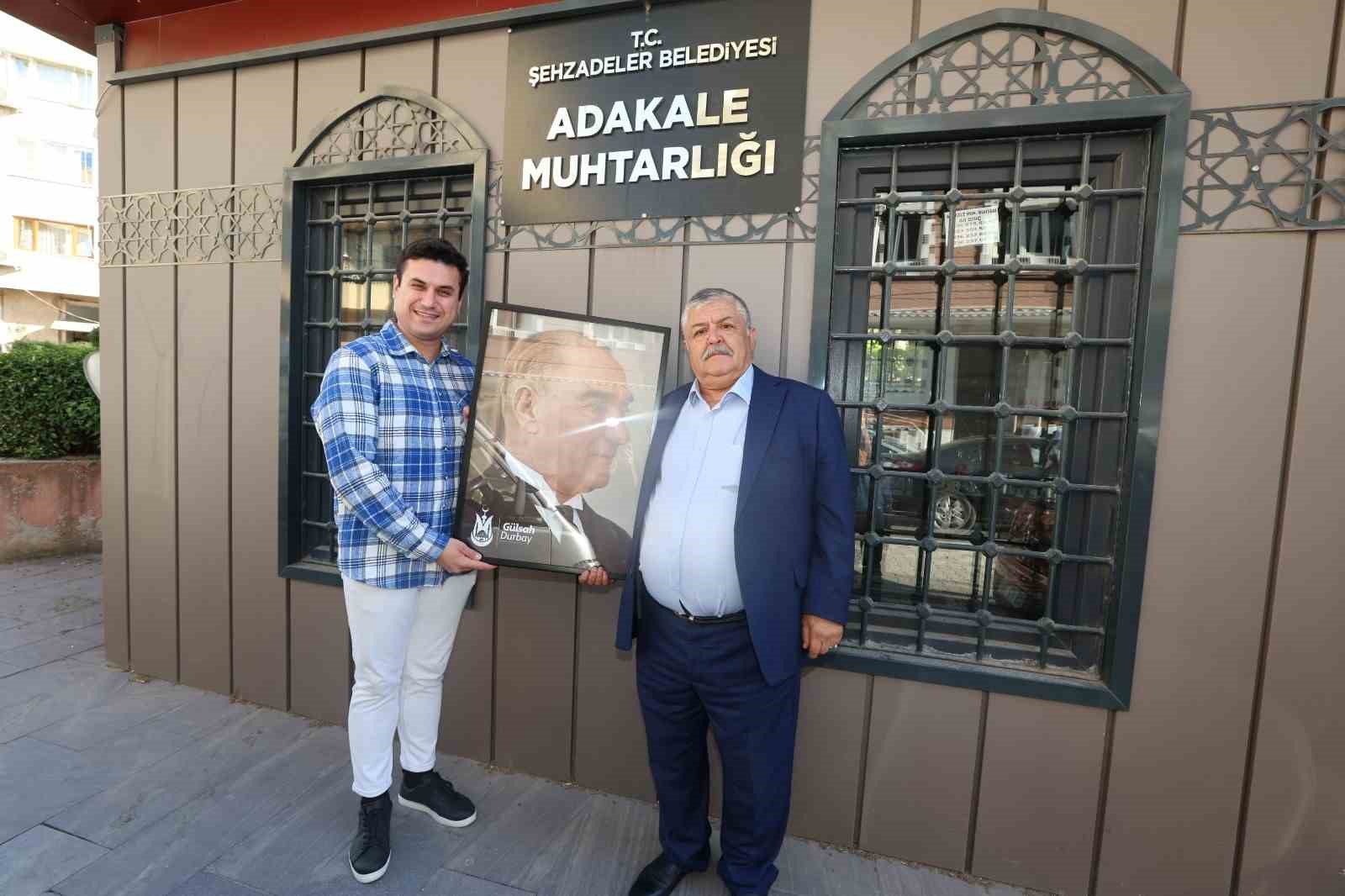 Şehzadeler Belediyesinden muhtarlara anlamlı hediye
