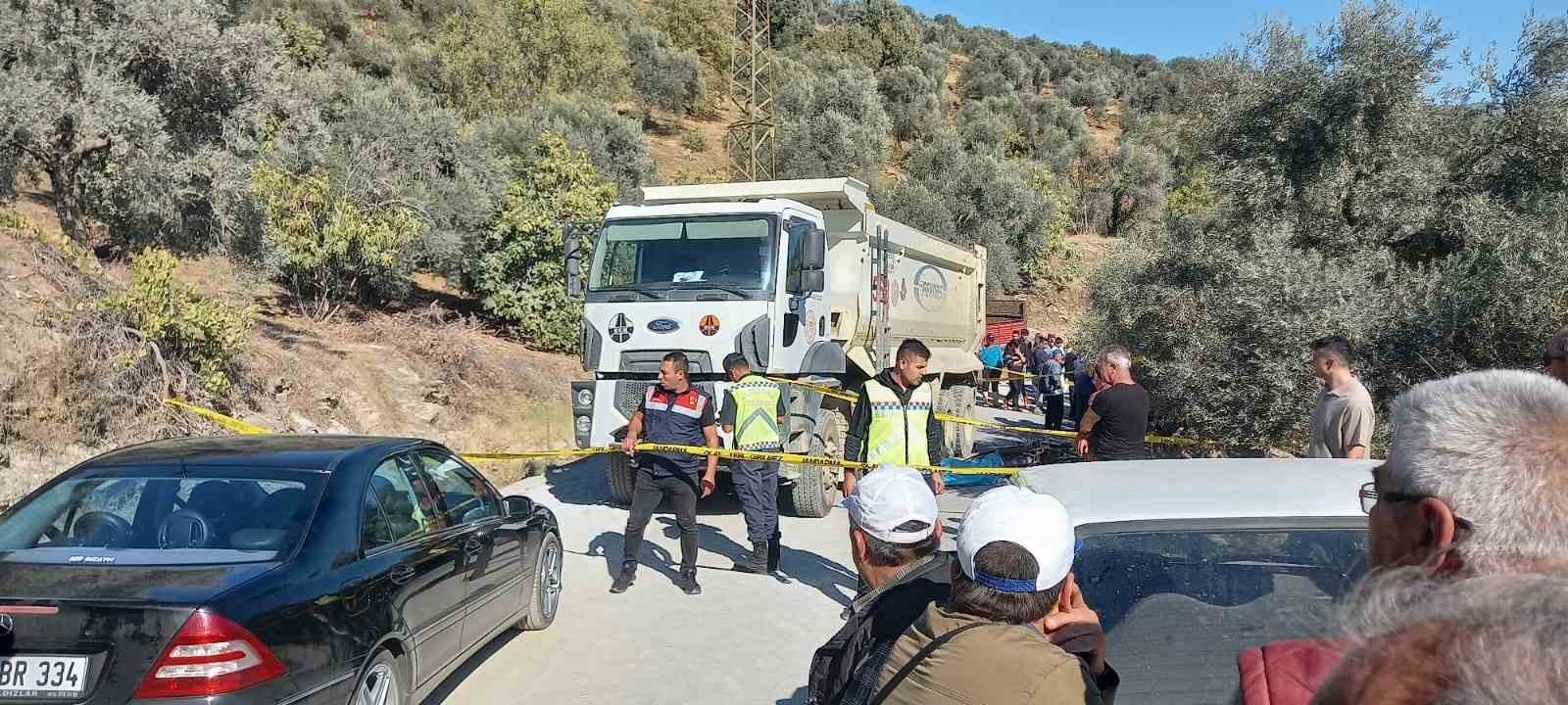 Kum kamyonunun altında kalan anneanne ve torunu hayatını kaybetti
