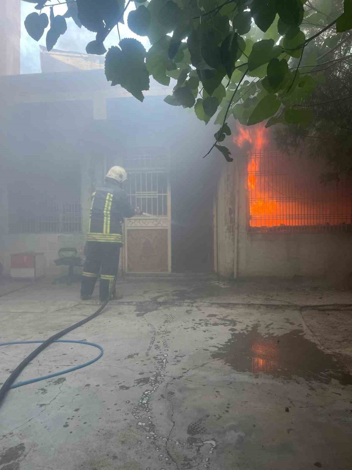 Şanlıurfa’da çıkan ev yangını korkuttu