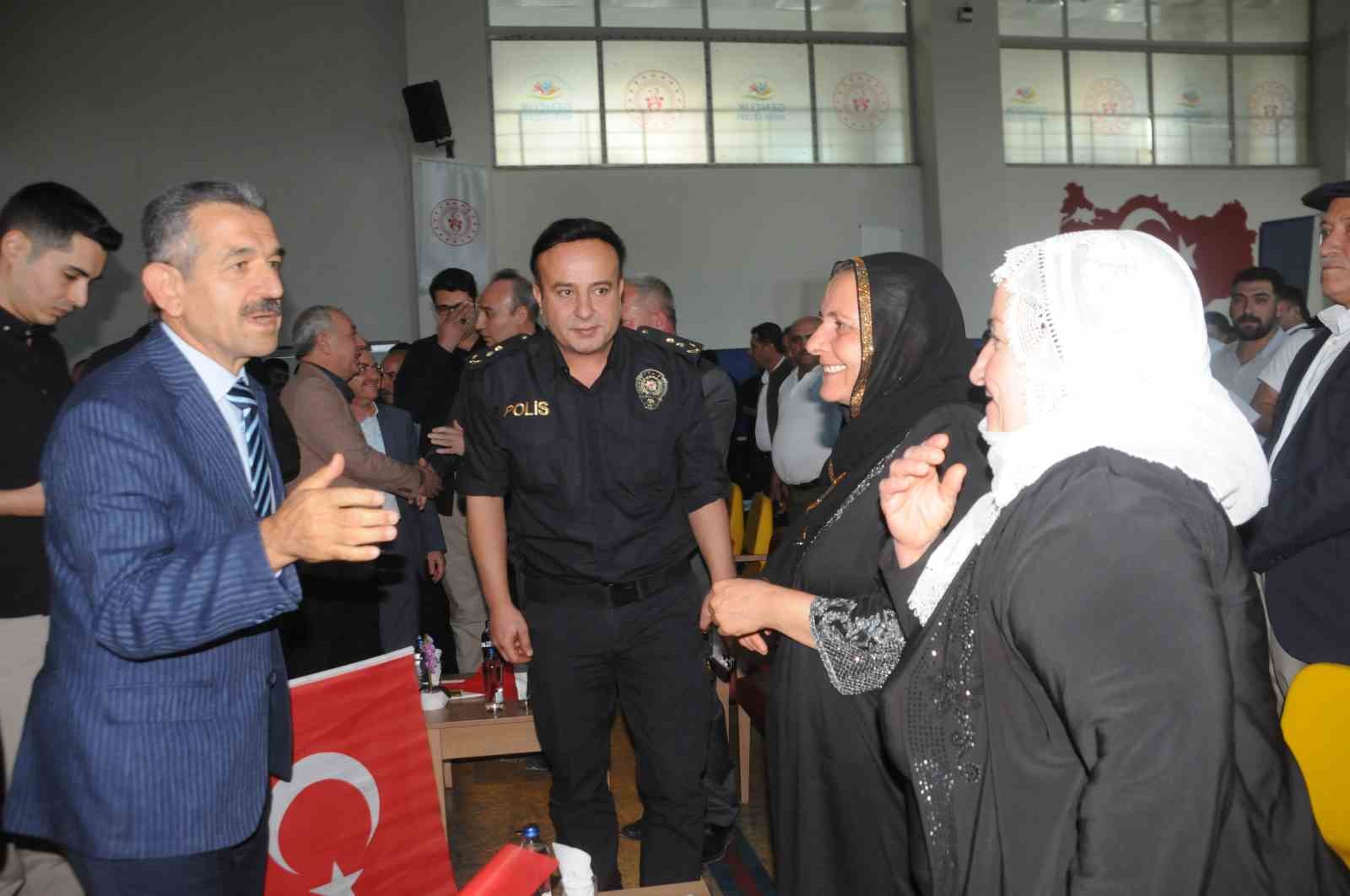 Vali Ekici, milli boksörün maçını Cizre’de vatandaşlarla dev ekranda izledi