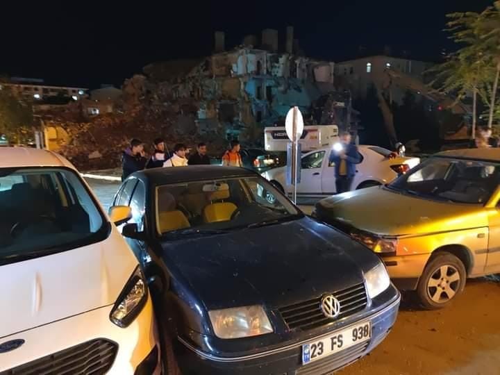 Elazığ’da 4 araçlı zincirleme kaza: Savrulan aracın çarptığı yaya ağır yaralandı