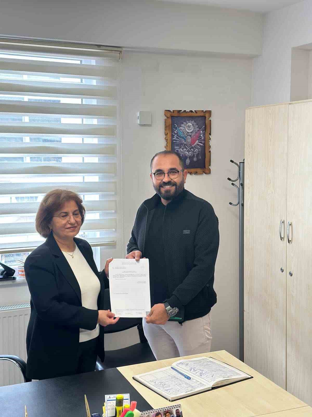 AK Parti İl&ccedil;e Başkanlığına yeniden se&ccedil;ilen Servet Yılmaz mazbatasını aldı
