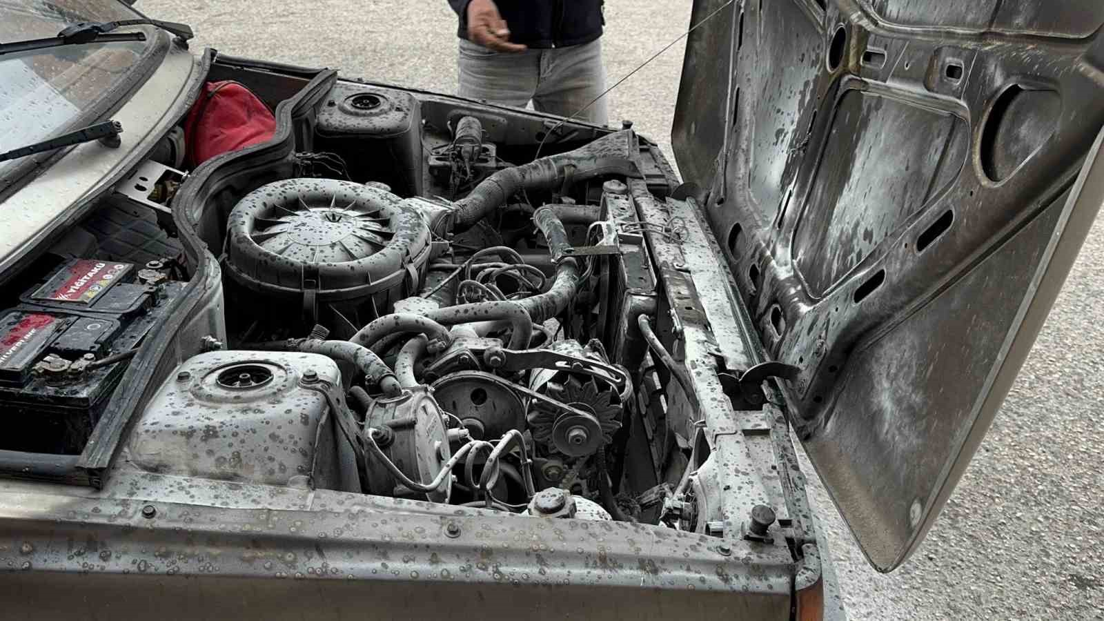 Seyir halindeyken alev alan otomobile ilk m&uuml;dahaleyi &ccedil;evredeki esnaf yaptı
