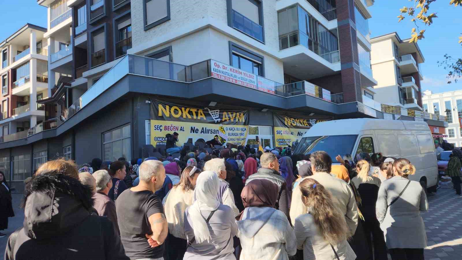 Bir züccaciye mağazasının "ne alırsan 100 lira" kampanyası uzun kuyruklara neden oldu