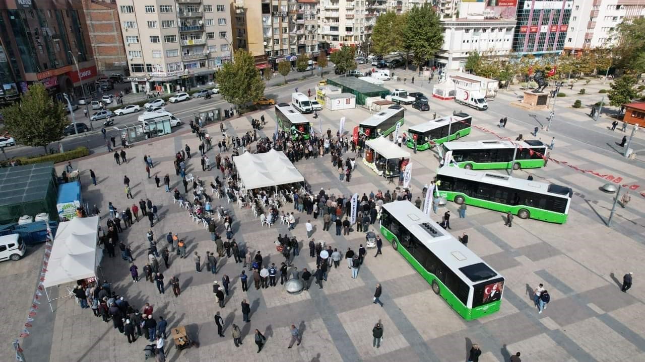 Basın toplantısında tramvay vaadini açıkladı, halk otobüsü kiraladı
