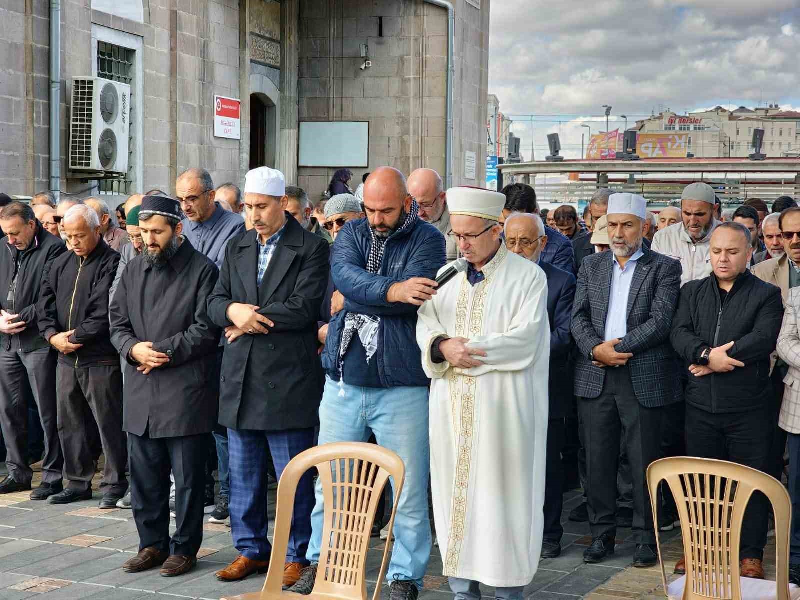 Kayseri&rsquo;de Yahya Sinvar i&ccedil;in gıyabi cenaze namazı kılındı
