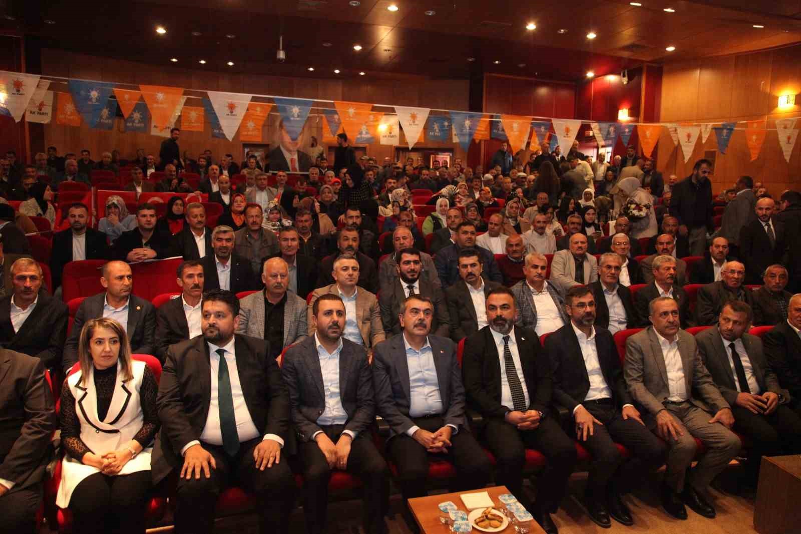 Bakan Tekin: "Yılda 250 milyon adet kitap &ccedil;ocuklarımızın masasında"
