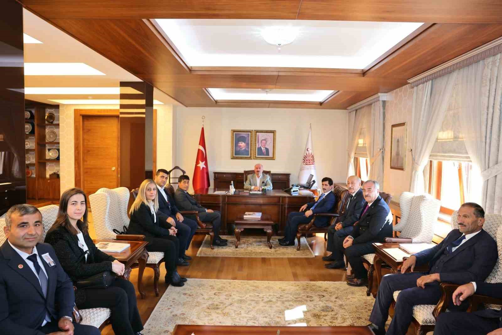 Vali &Ccedil;algan: "Muhtarlarımız, devletle milletin b&uuml;t&uuml;nleşmesinin temel harcını oluşturmaktadır"
