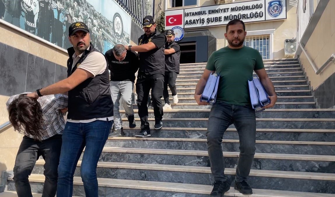 İstanbul’da 33 aracın konsollarını çalan şüpheliler suç makinesi çıktı: Şüphelilerden birinin 113 suç kaydı bulunuyor