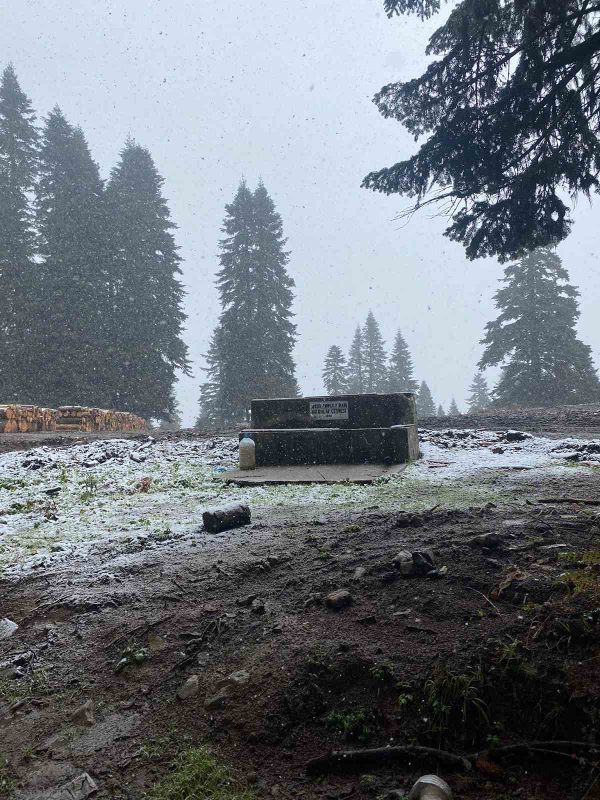 Y&uuml;ksek kesimlerde kar, i&ccedil; kesimlerde ise yağmur hayatı olumsuz etkiliyor
