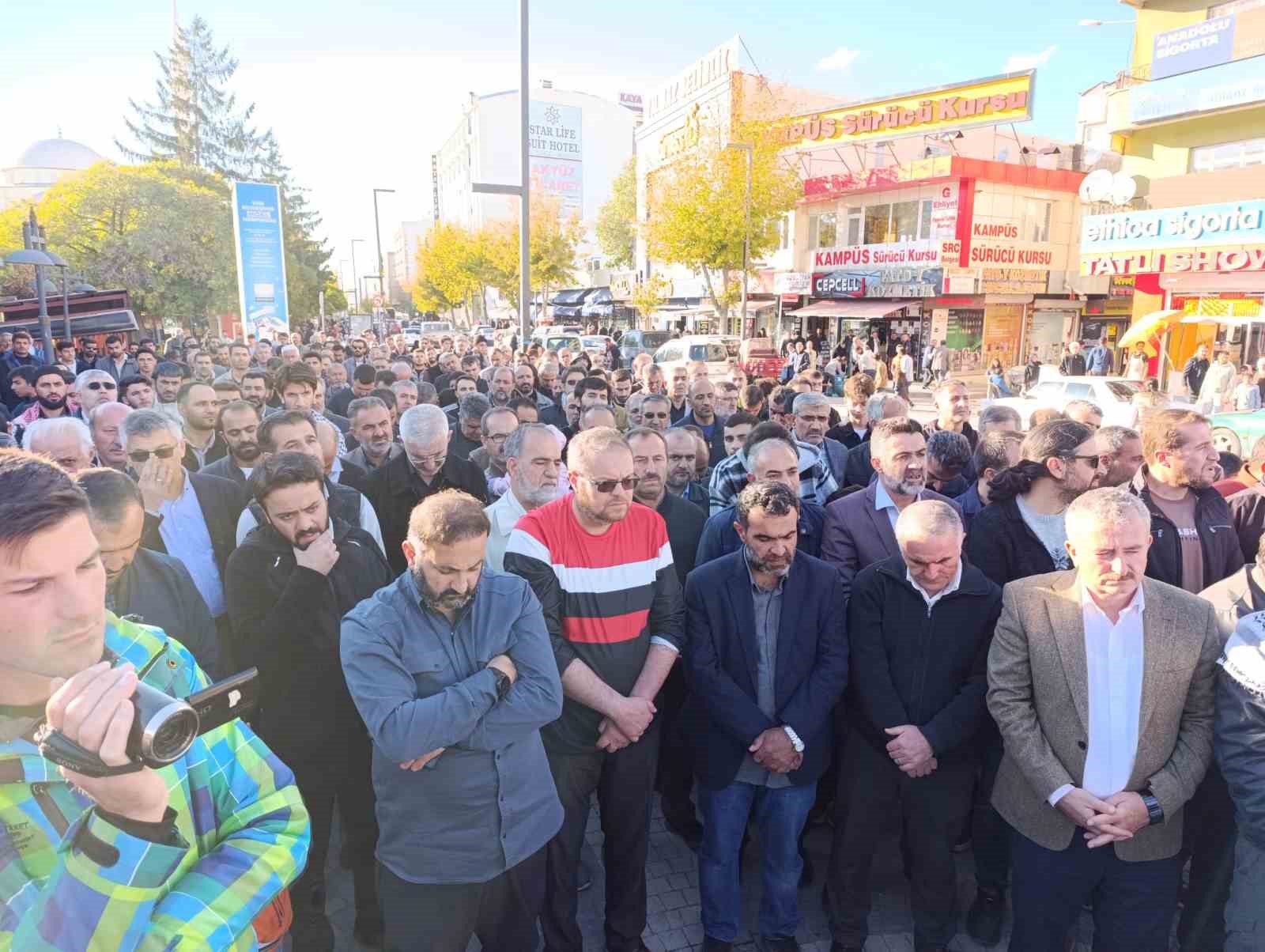 Van’da Yahya Sinvar için gıyabi cenaze namazı kılındı
