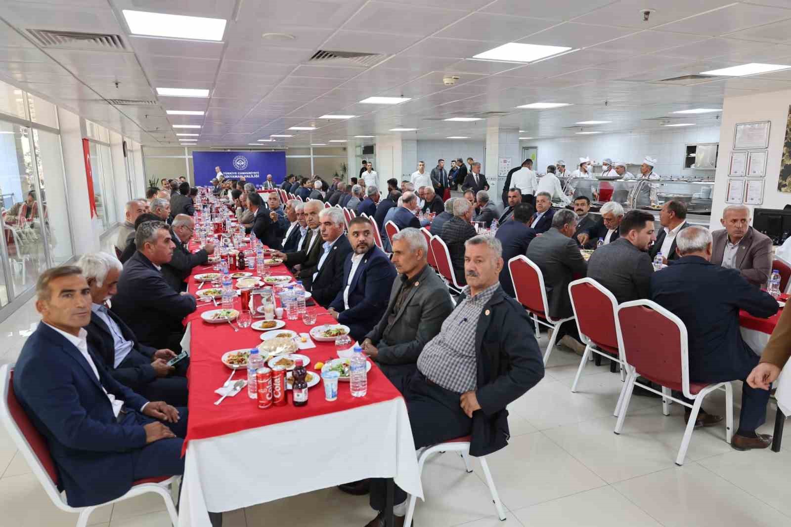 Vali Varol muhtarlar g&uuml;n&uuml;n&uuml; kutladı
