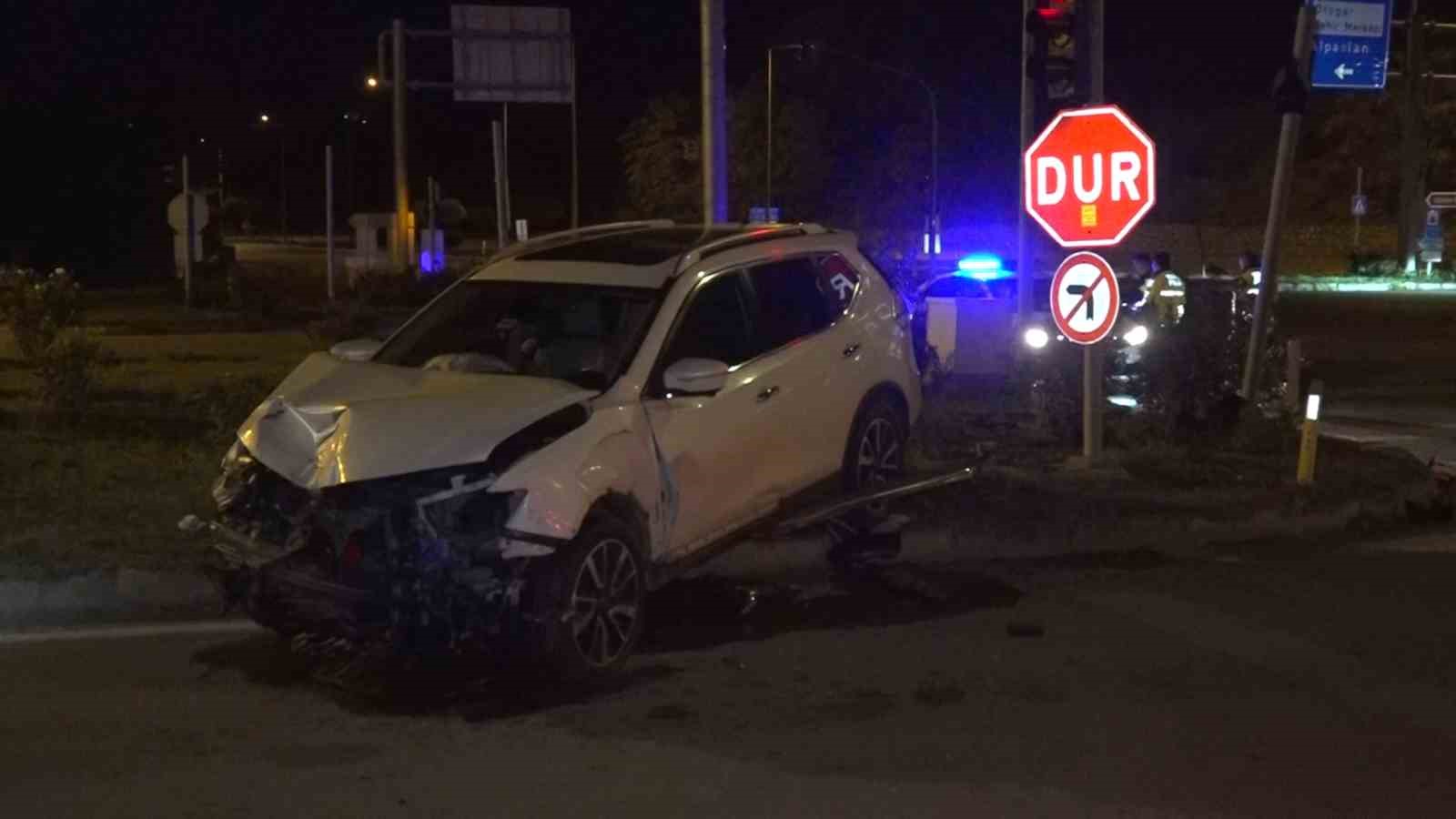 Amasya’da kavşakta 3 aracın karıştığı kazada 5 kişi yaralandı