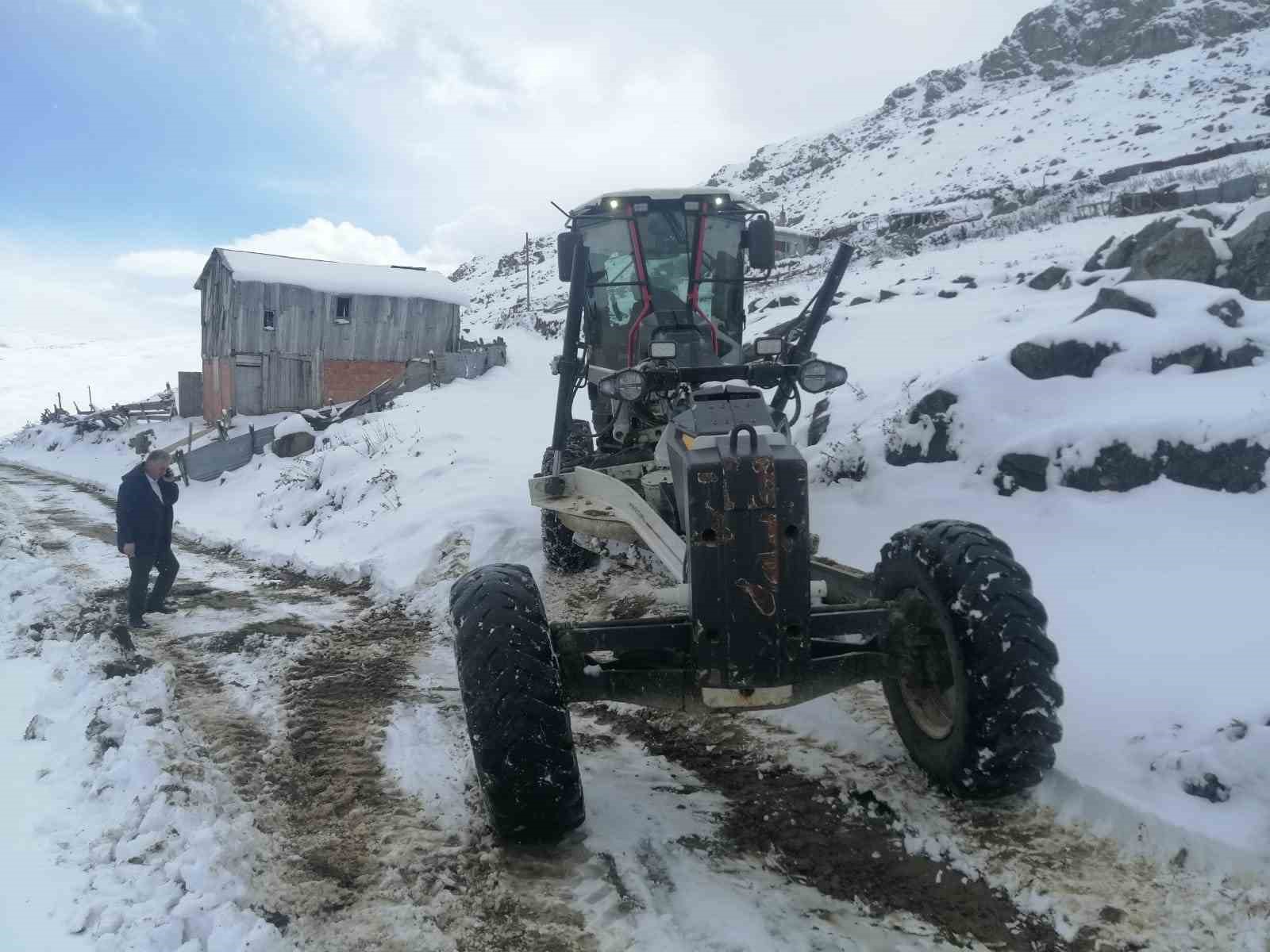 Trabzon’da ekiplerin kar mesaisi erken başladı