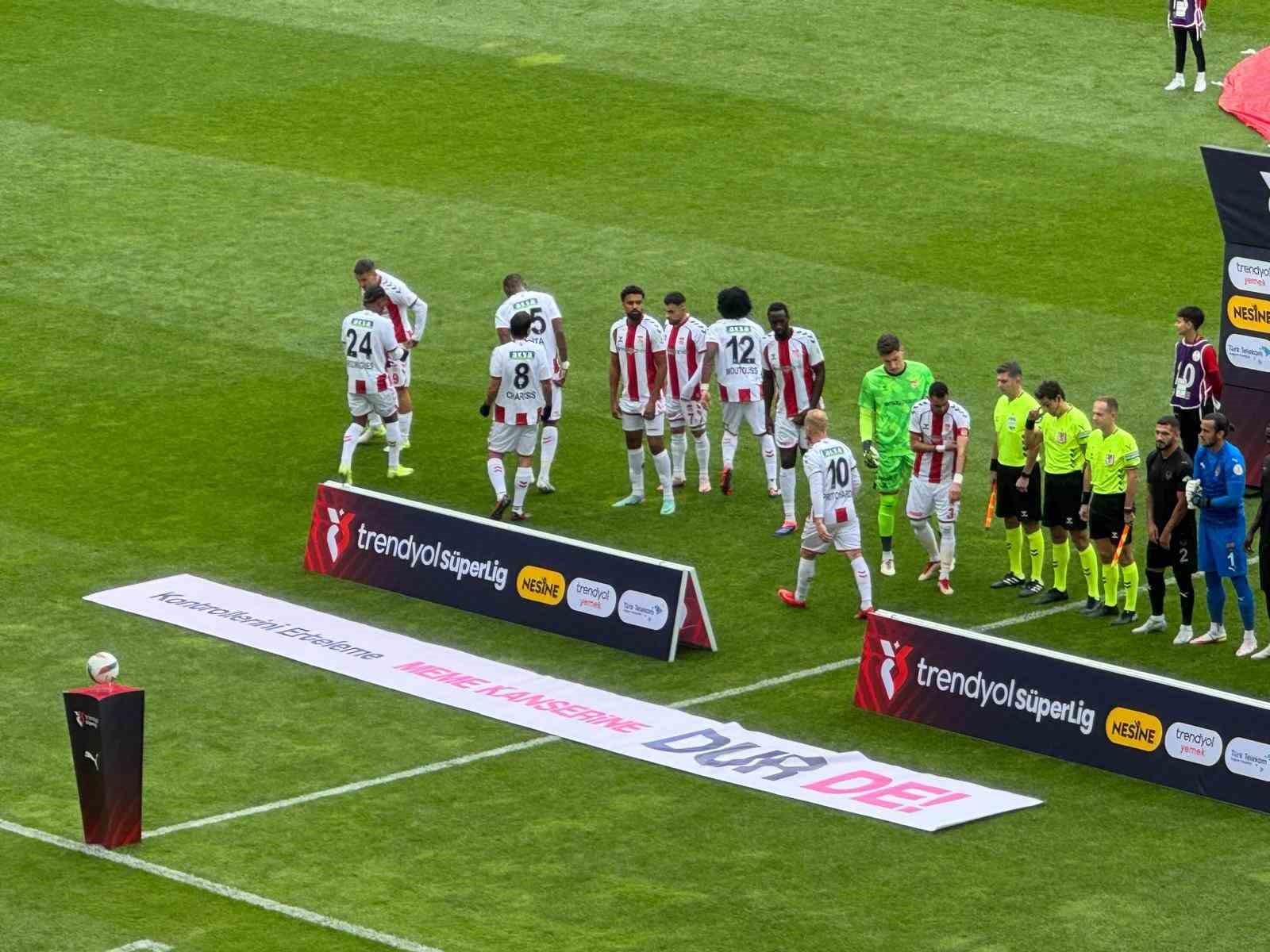 Sahaya meme kanseri farkındalık pankartı ile çıktılar