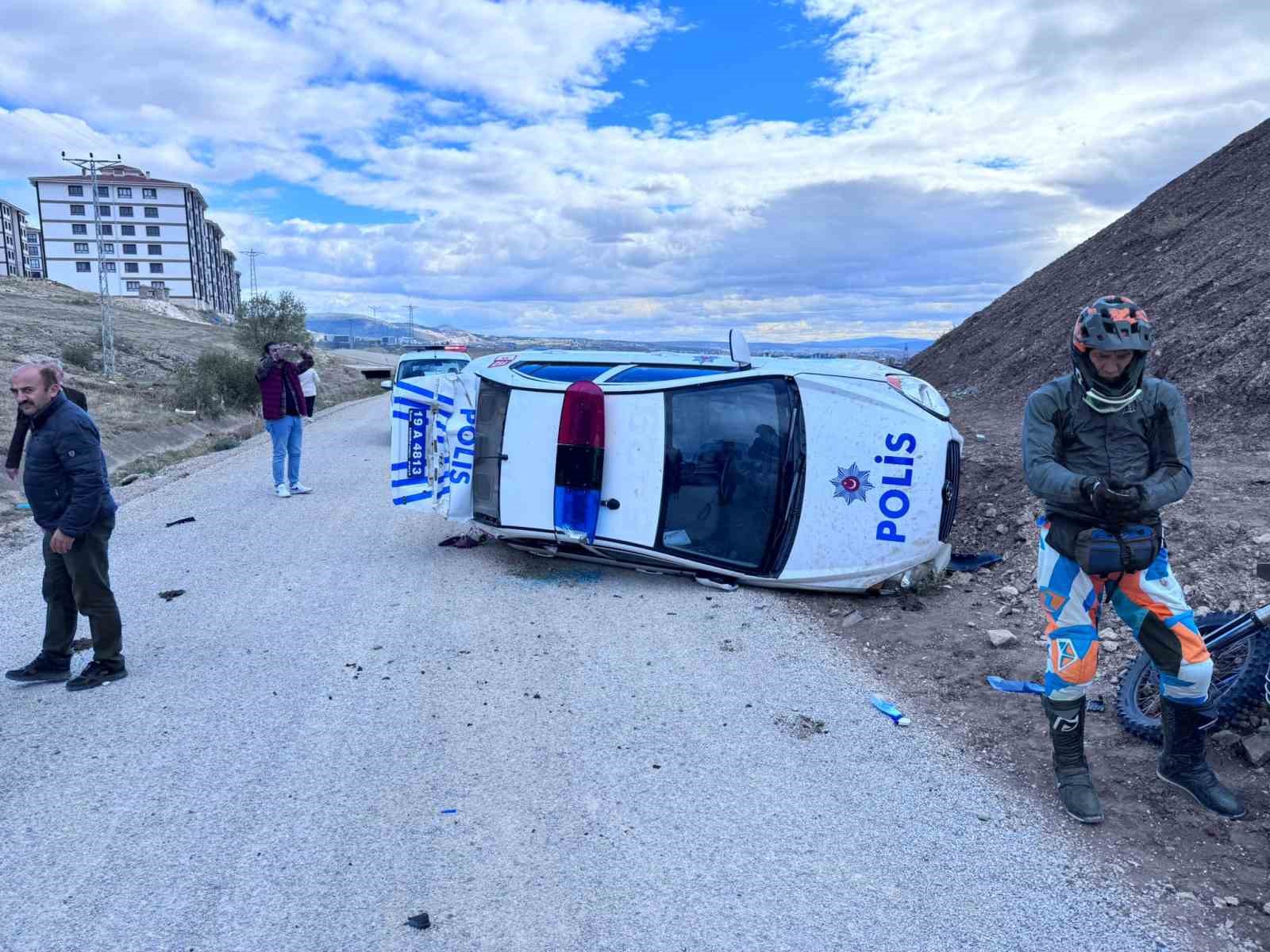 Şüpheli aracı kovalayan polis otosu takla attı: 2 yaralı