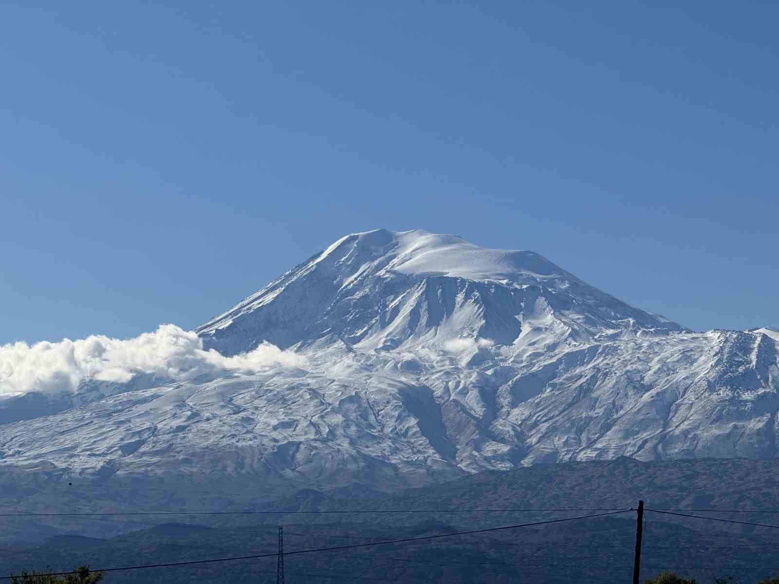 Iğdır’ın yüksek kesimlerine mevsimin ilk karı düştü