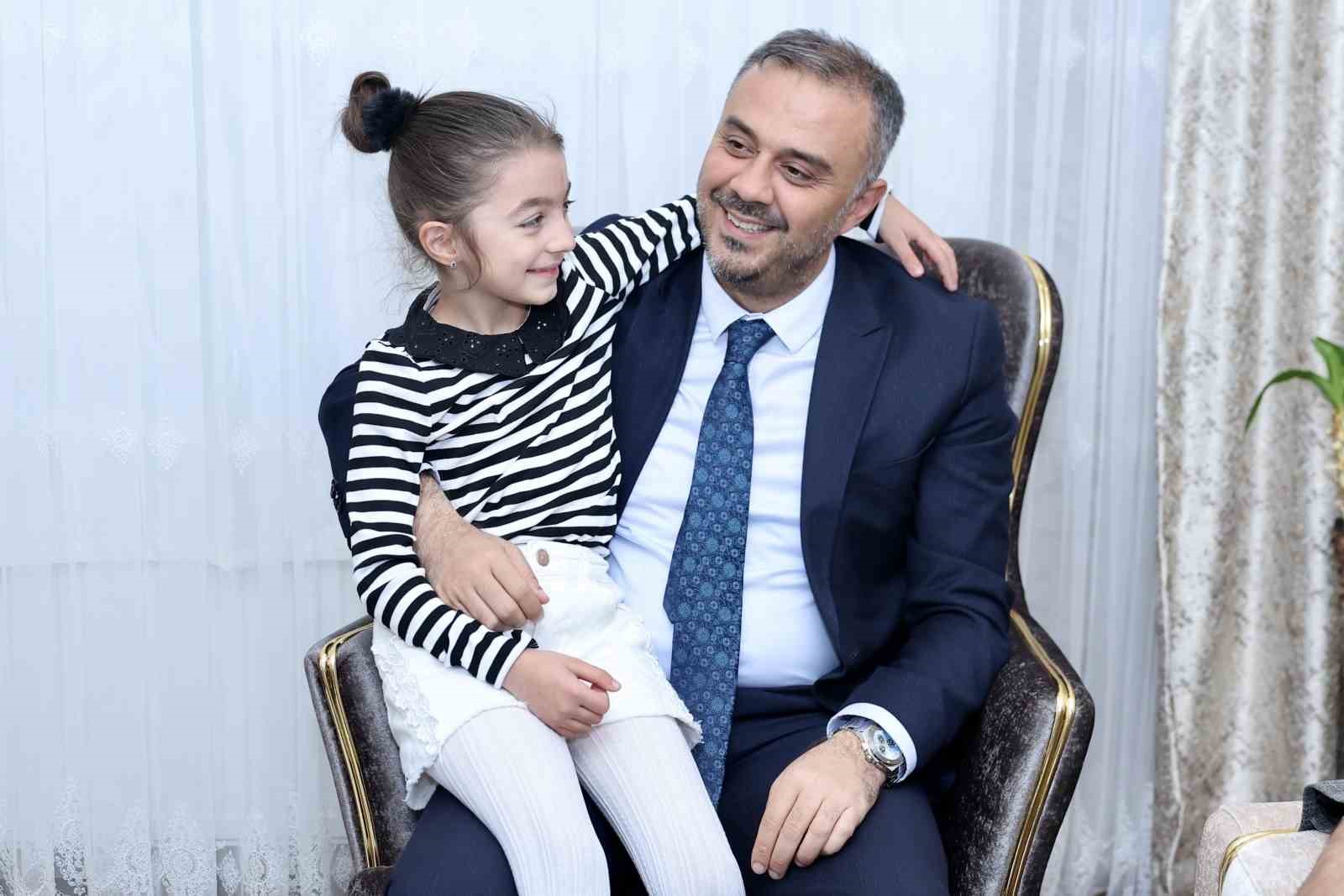 Başkan Toptaş&rsquo;tan şehit &ouml;ğretmen kızına doğum g&uuml;n&uuml; s&uuml;rprizi
