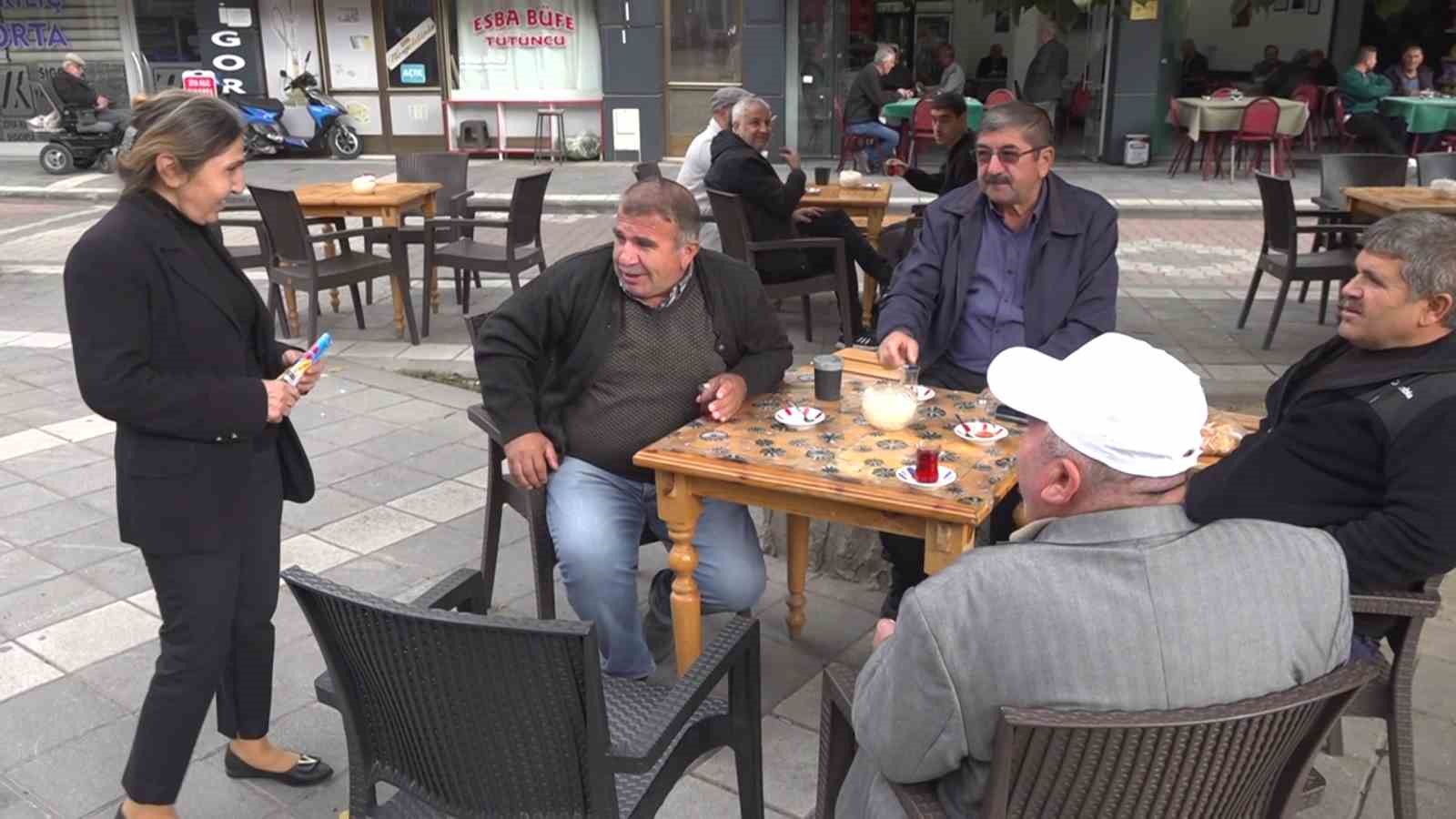 Kimsesi kalmayınca ‘huzurevine yerleş’ tavsiyelerine aldırmayan kadın, muhtar seçildiği mahallesine huzur getirdi
