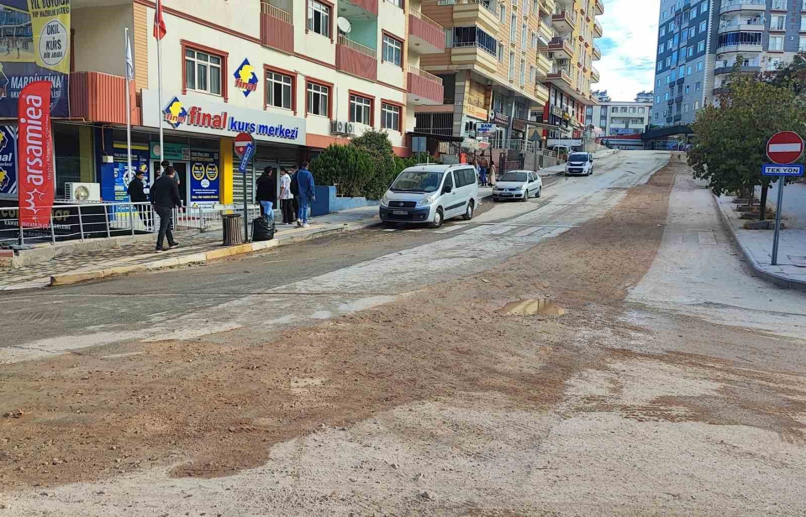 Mardin’da köstebek yuvasına dönen yollar vatandaşı çileden çıkardı