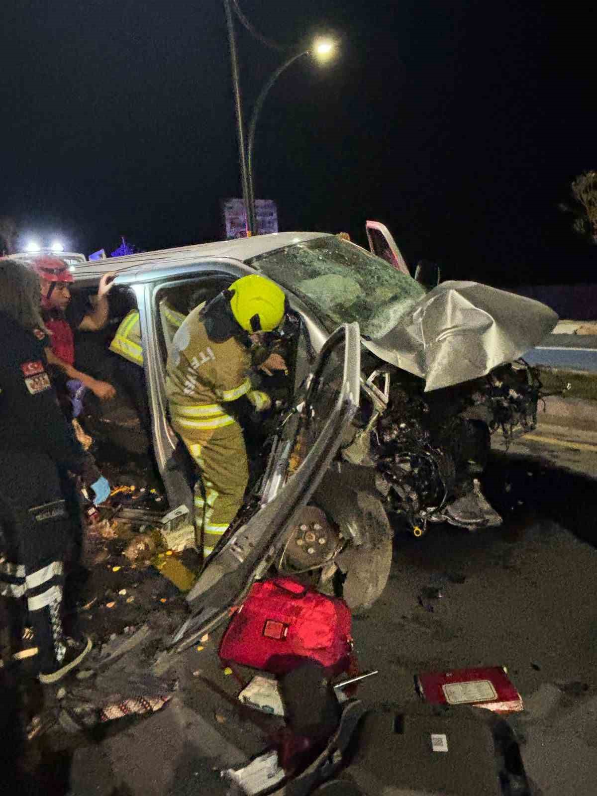 Balıkesir&rsquo;de minib&uuml;s takla attı: 1 &ouml;l&uuml;, 4 yaralı
