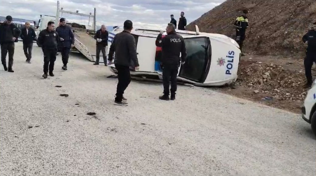 Ş&uuml;pheli aracı kovalayan polis otosu takla attı: 2 yaralı
