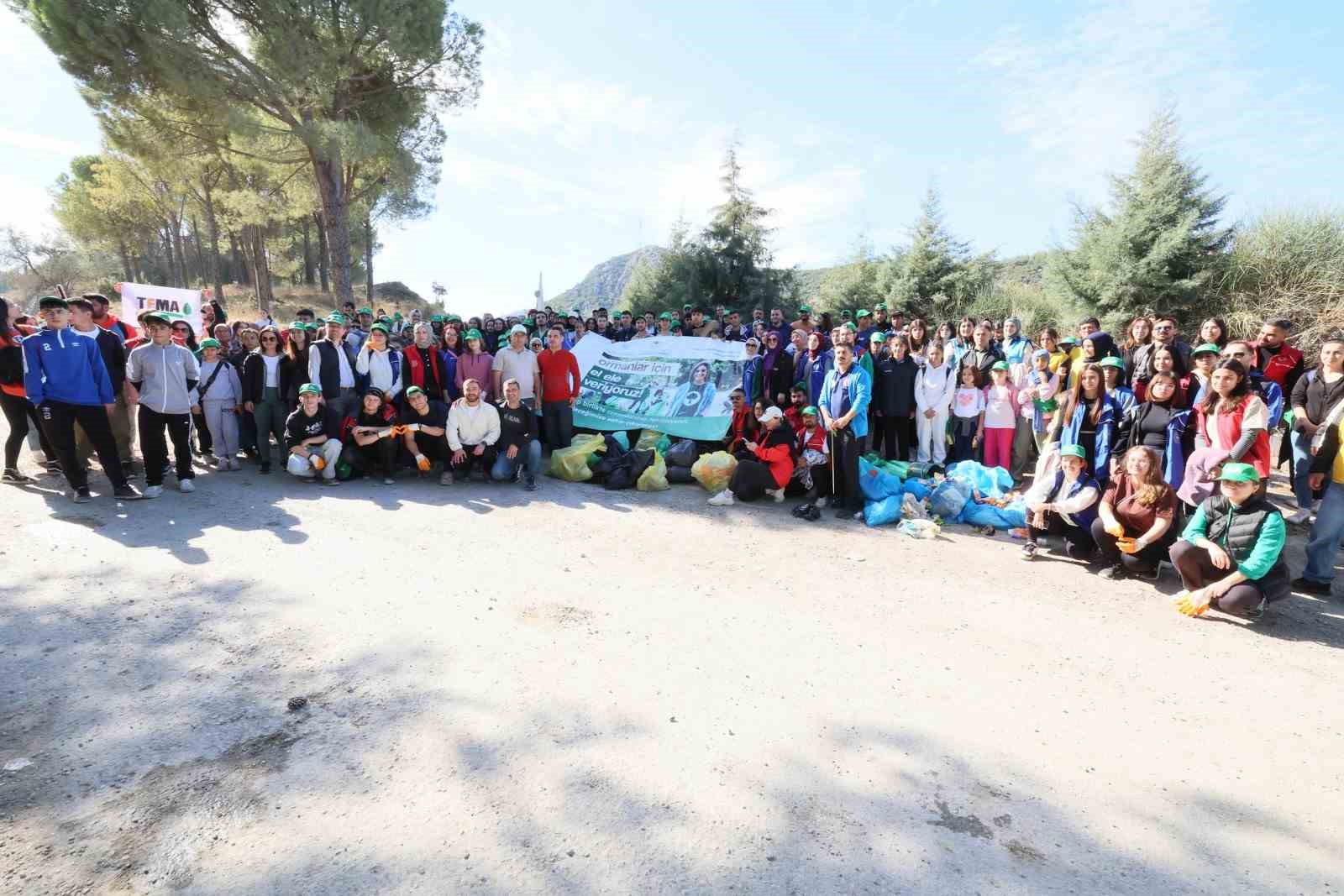 Manisa’da el ele verip ormanı temizlediler
