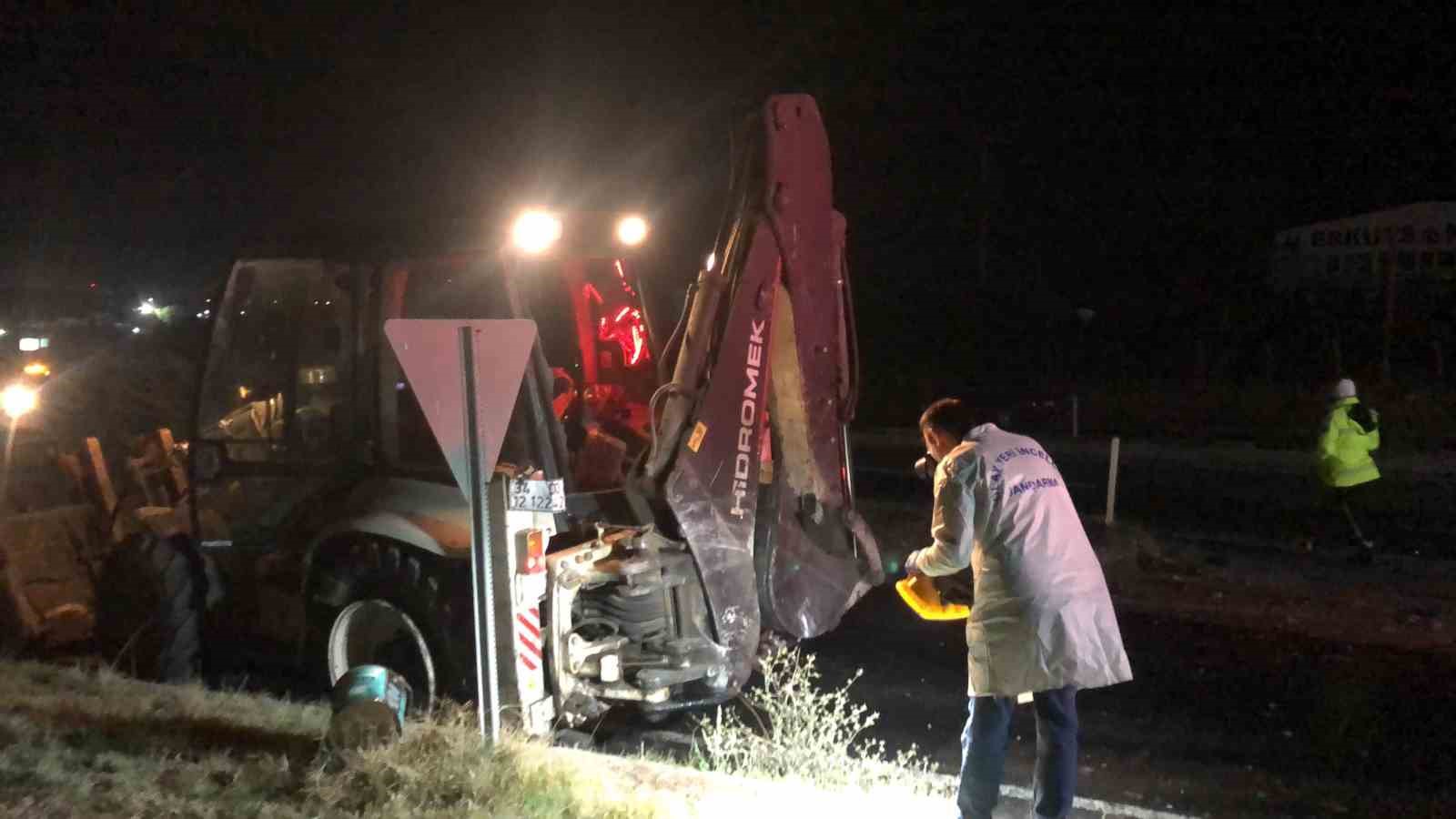 Tekirdağ’da feci kaza... Otomobil iş makinesine arkadan çarptı: 5 ölü
